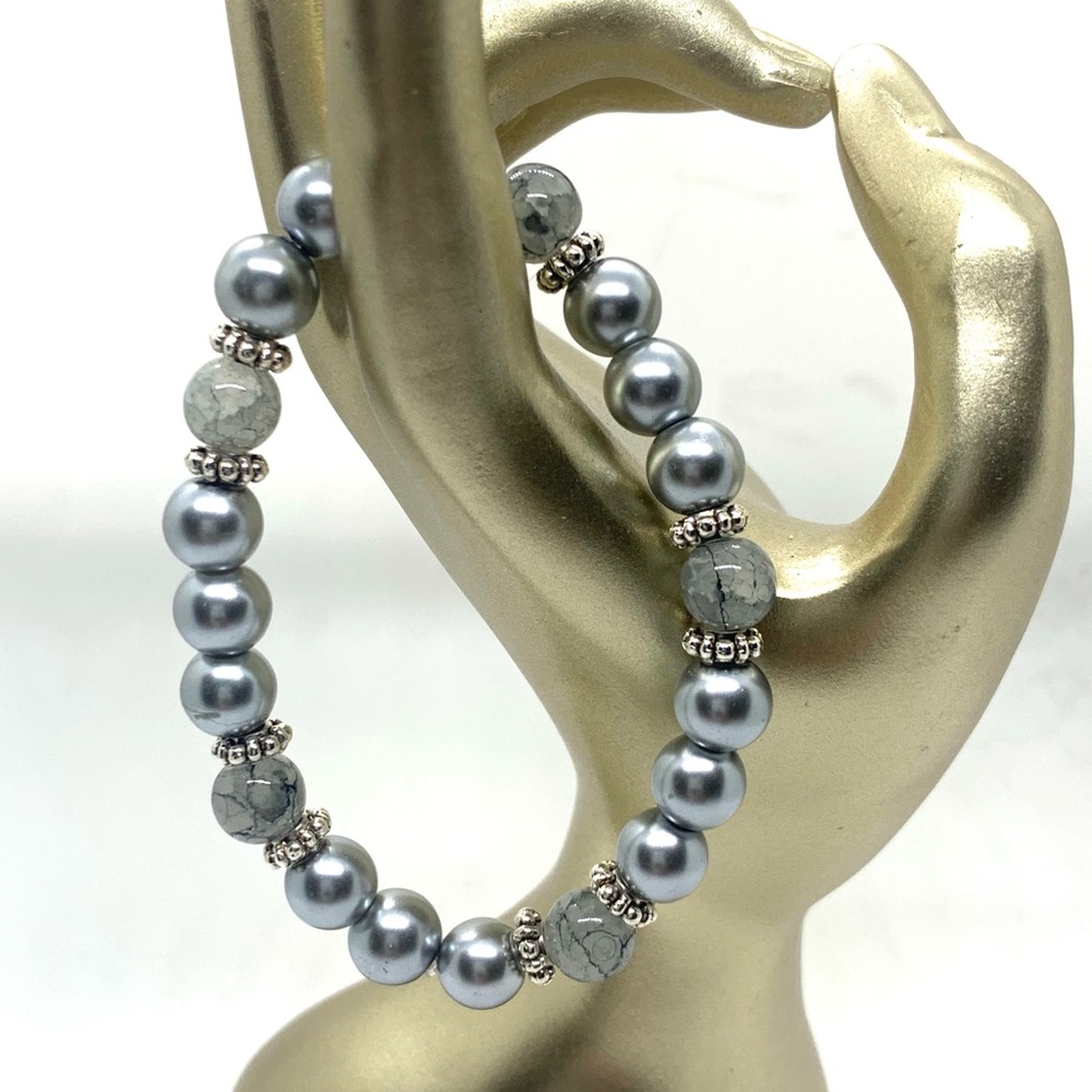 [Paved Silver] Gray and Simulated Pearl Crackled Glass Beaded Bracelet